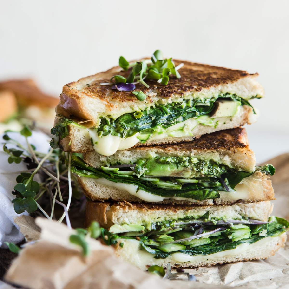 绿色女神烤奶酪三明治-简单的芦笋食谱