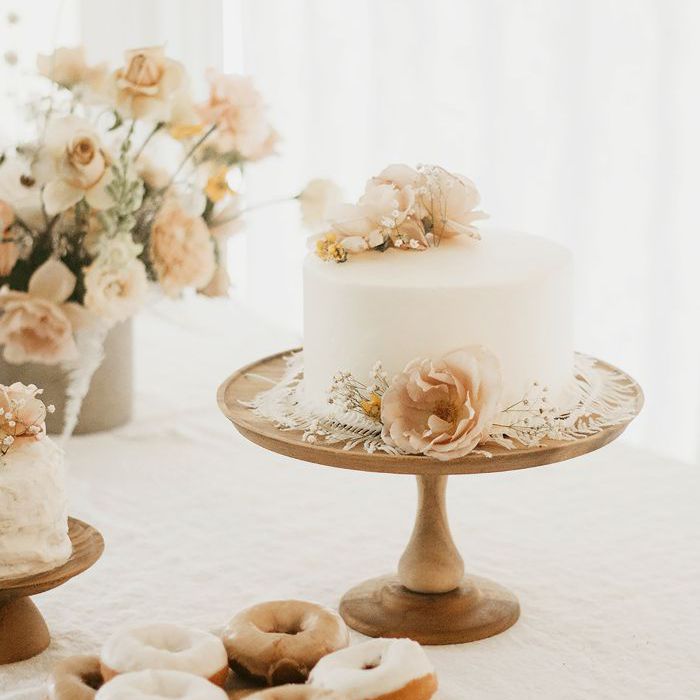 第一个生日派对蛋糕和甜甜圈