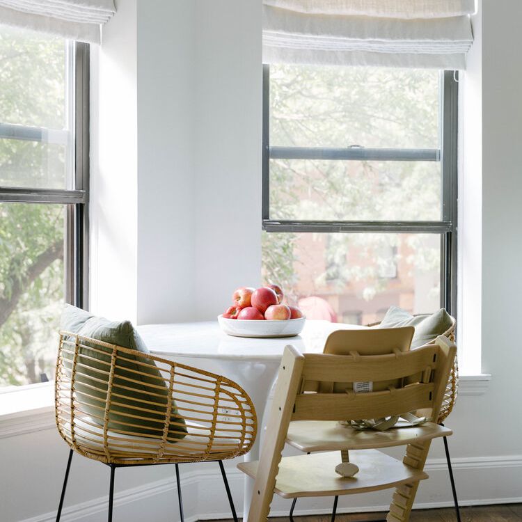 有木椅的用餐角落。