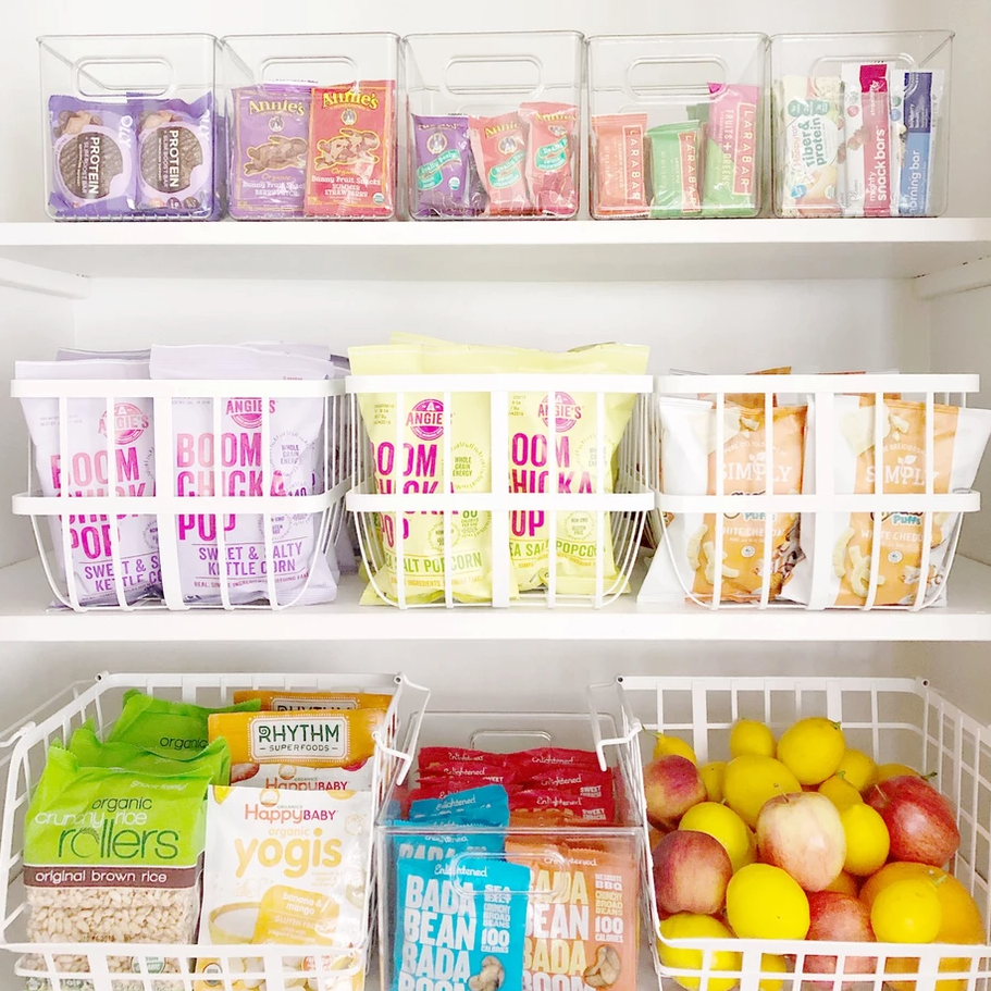 有组织的储藏室与白色钢丝箱。