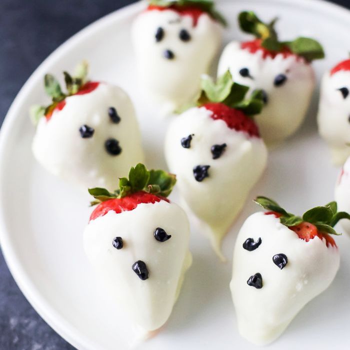 健康的万圣节糖果——巧克力覆盖的草莓幽灵