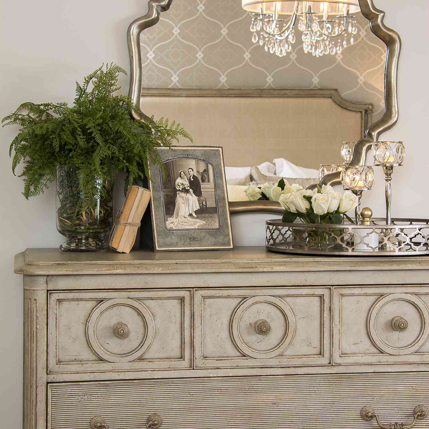 传统的梳妆台，上面有植物和照片。