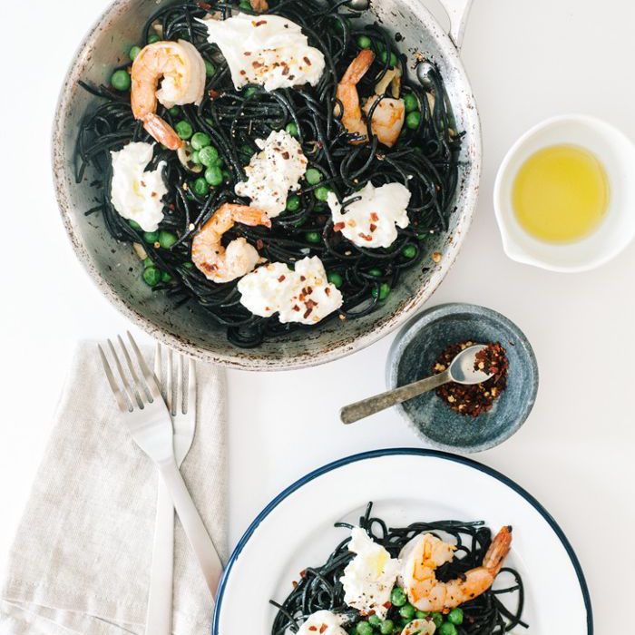 鱿鱼墨食意大利面配虾和布鲁塔