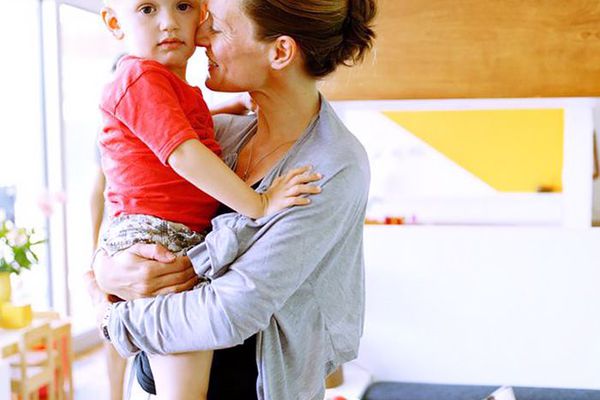 工作的母亲和她的孩子