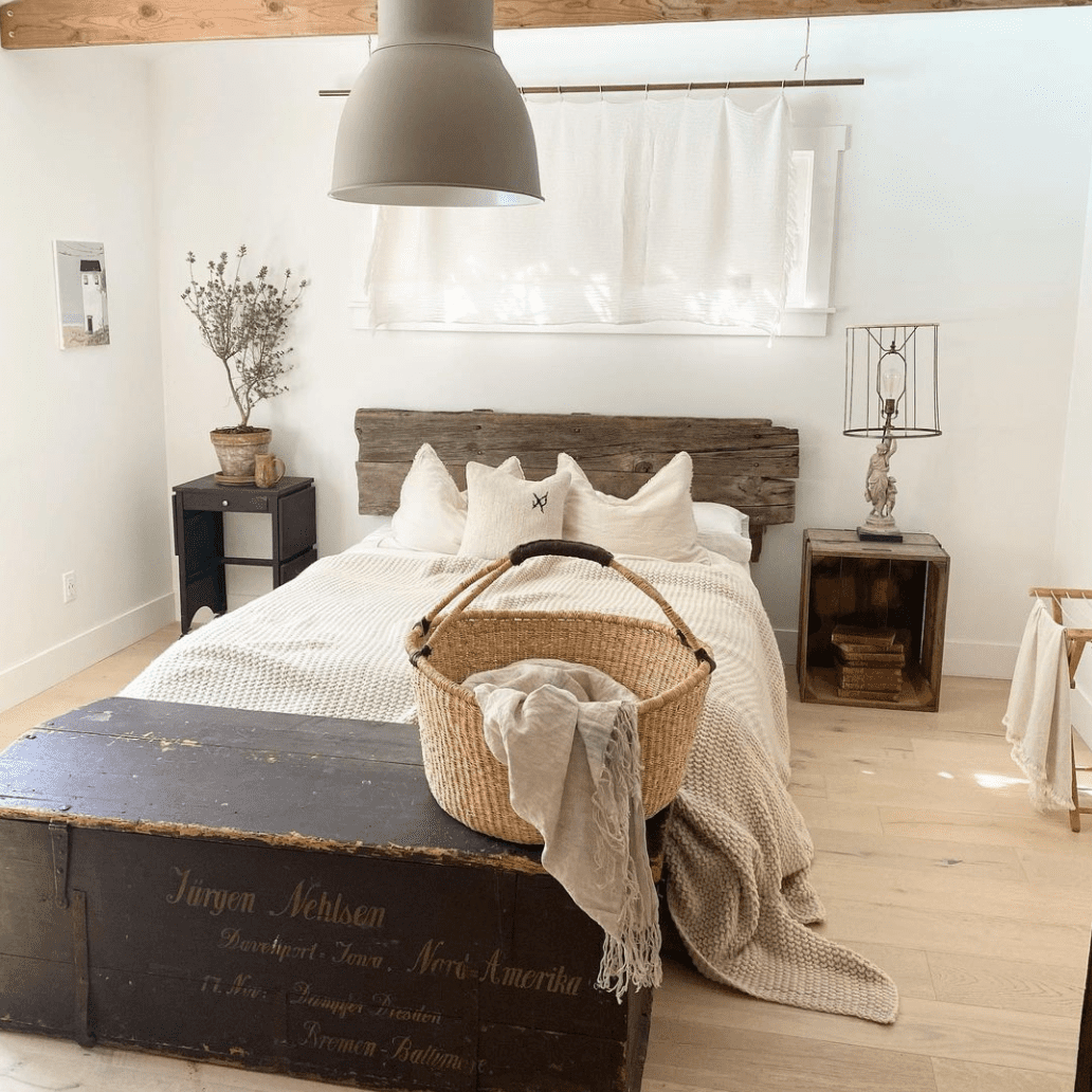 带有古色古香床架的乡村农舍卧室