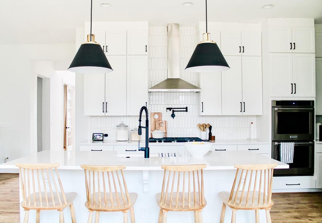 白色厨房用黑色口音