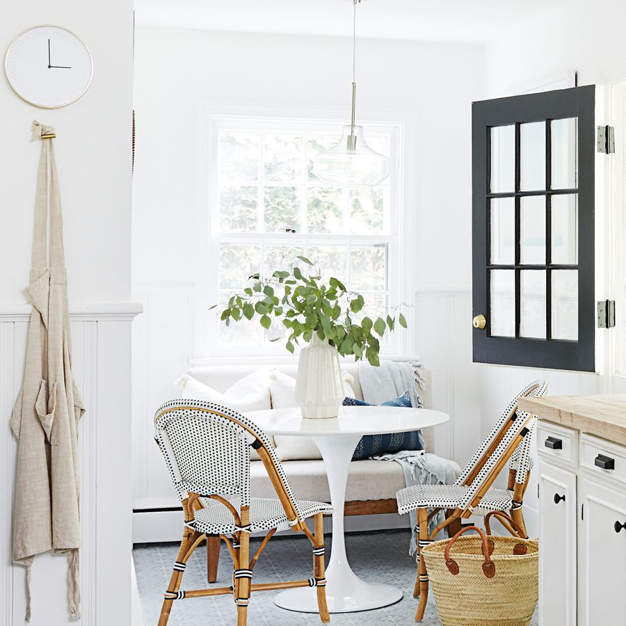 有白色和蓝色小酒馆椅子的早餐角落