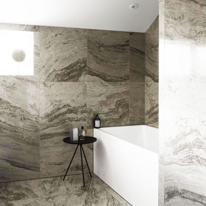 有大理石的极简主义浴室