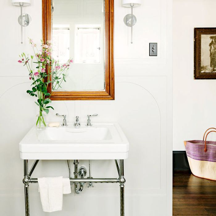 有黑色和白色瓷砖的浴室