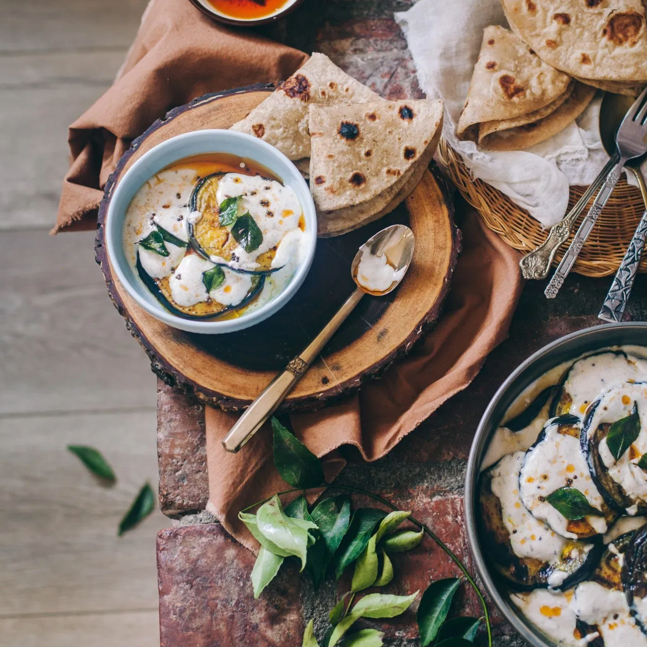 Doi开始(茄子在辣酸奶中)