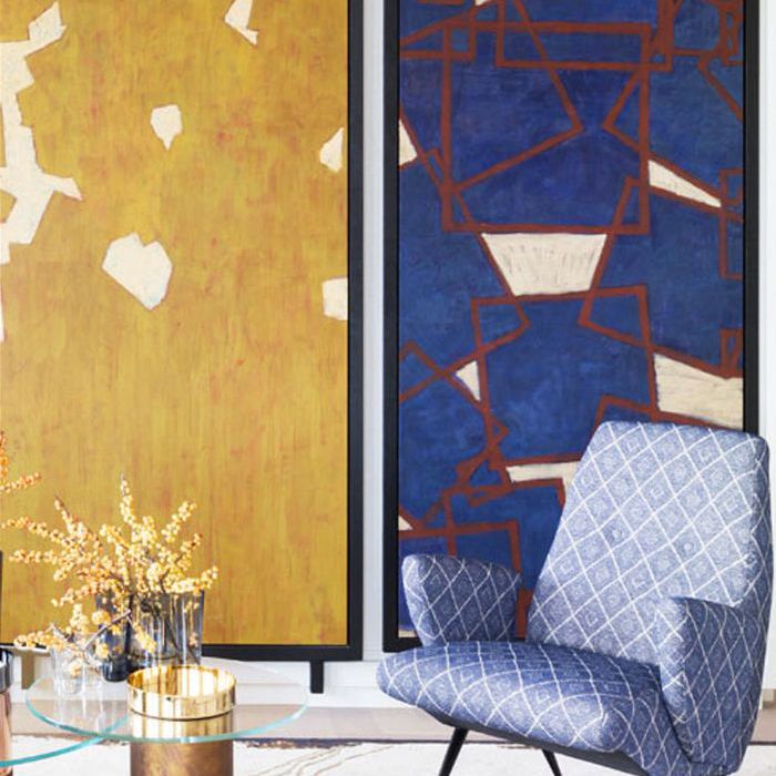 带有大的、冷色调的艺术品的起居室