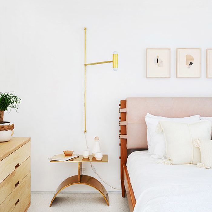 卧室有侧桌，梳妆台上有一株植物