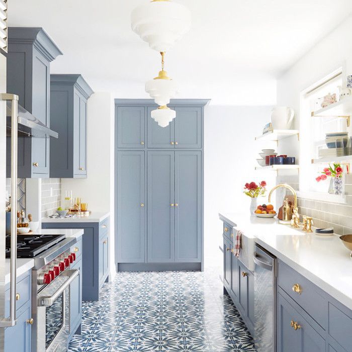 淡蓝色厨房与阿拉伯花纹瓷砖地板