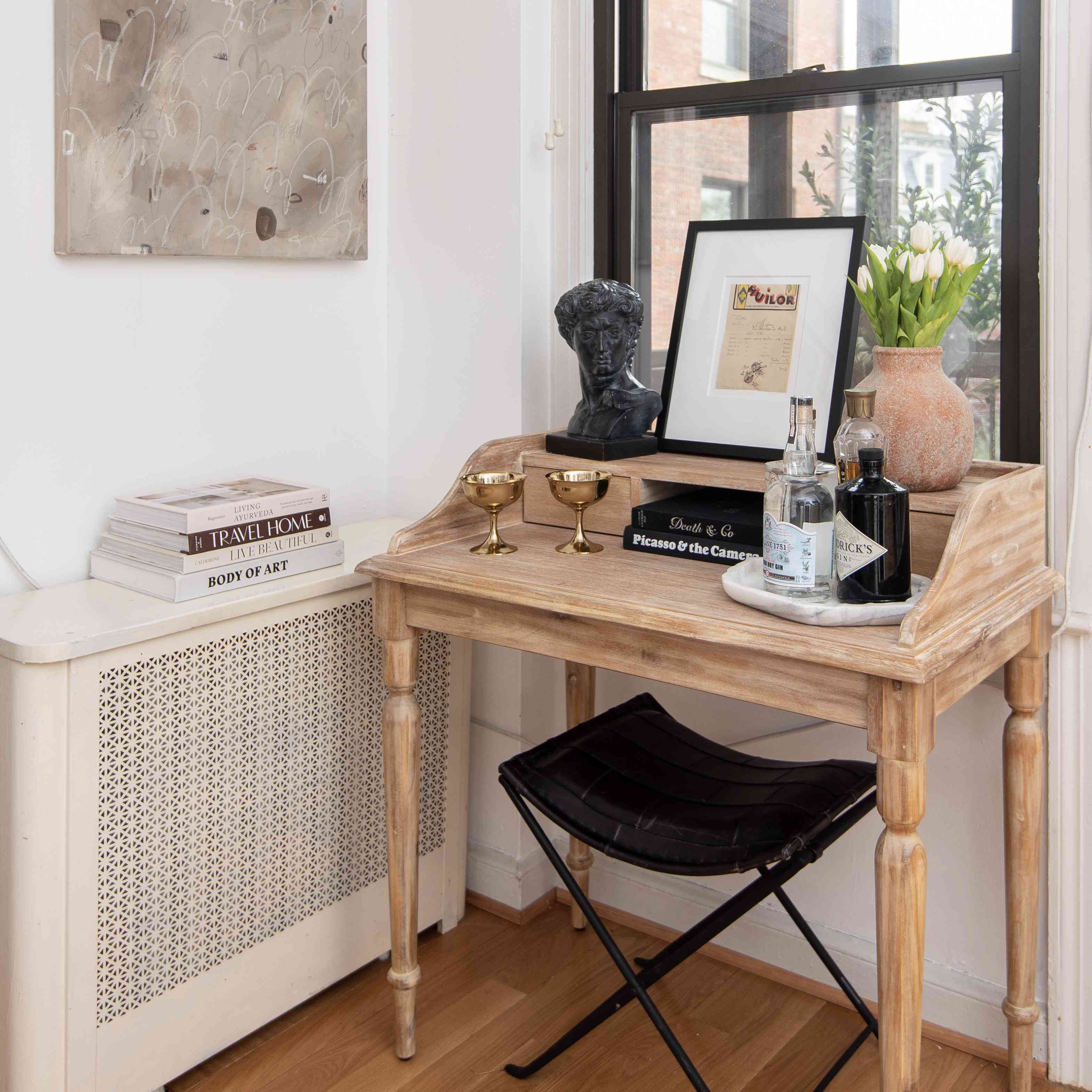 秘书桌作为酒吧车。