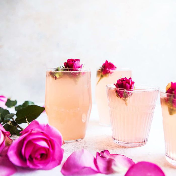 玫瑰柠檬汽酒非酒精饮料的夏天