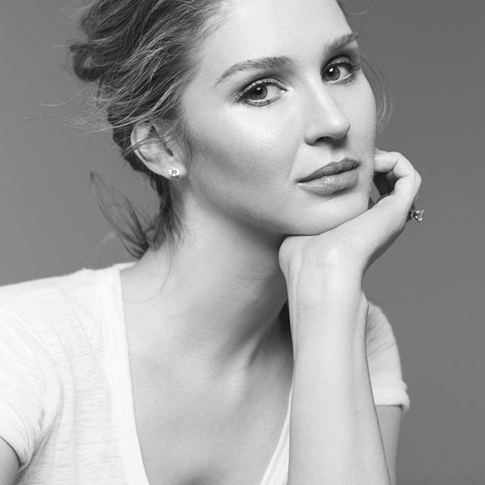 她的手放在她的下巴下面一个女人的黑白肖像。“class=