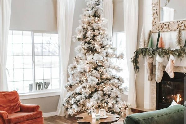 白色的圣诞树。