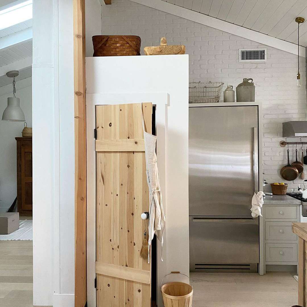 简约厨房食品室与天然木门