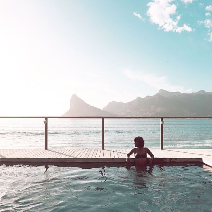 女人在游泳池俯瞰海洋