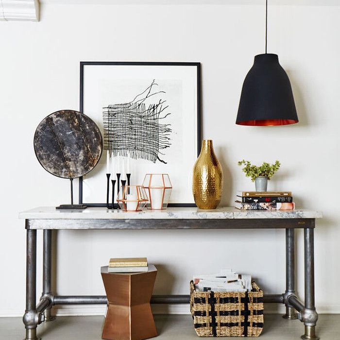 旁边的桌子上摆放着花瓶、蜡烛和艺术品