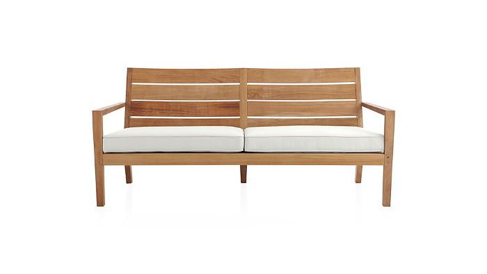 板条箱和桶Regatta自然沙发与Sunbrella靠垫