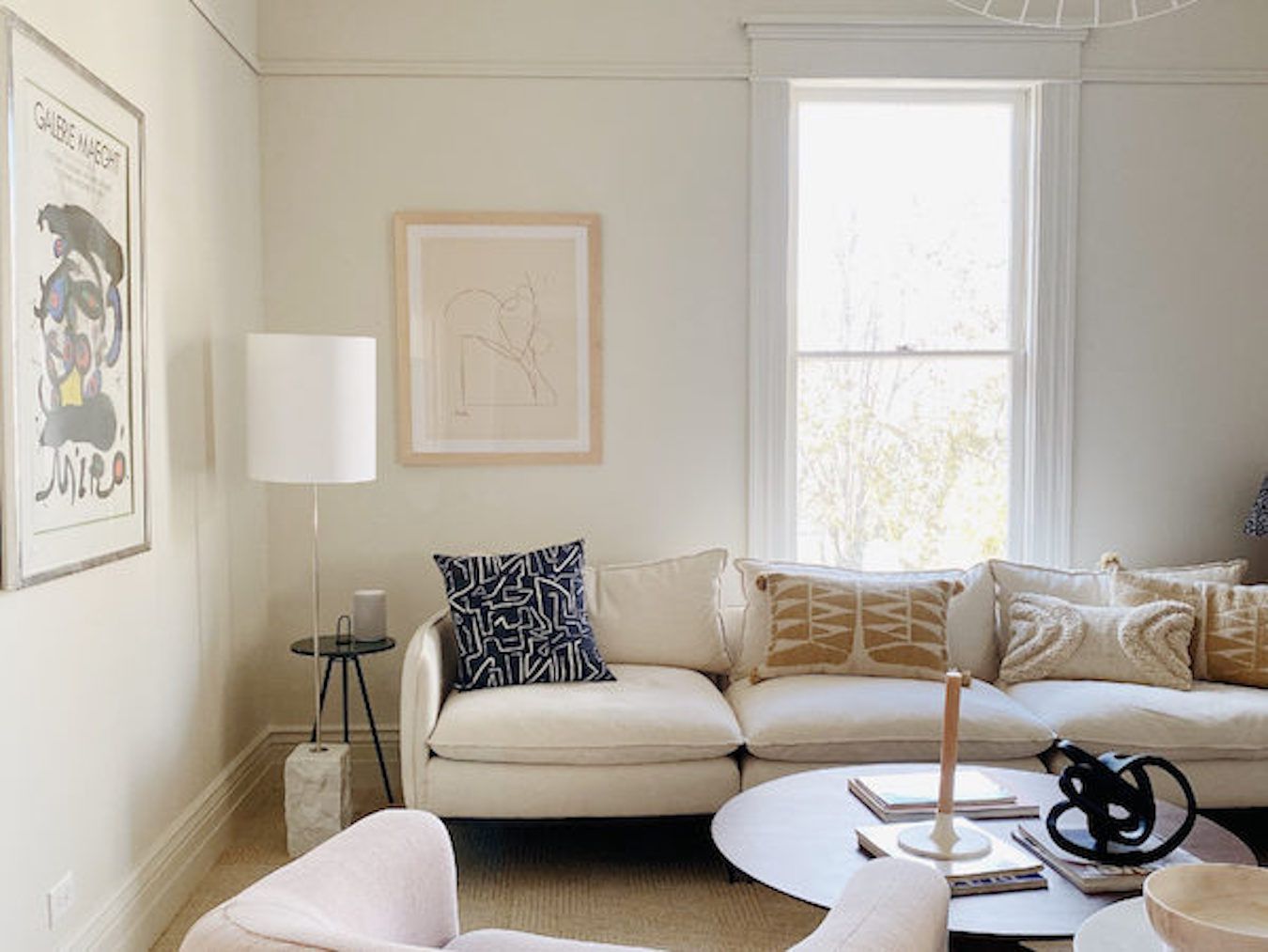 带白色沙发的公寓客厅。