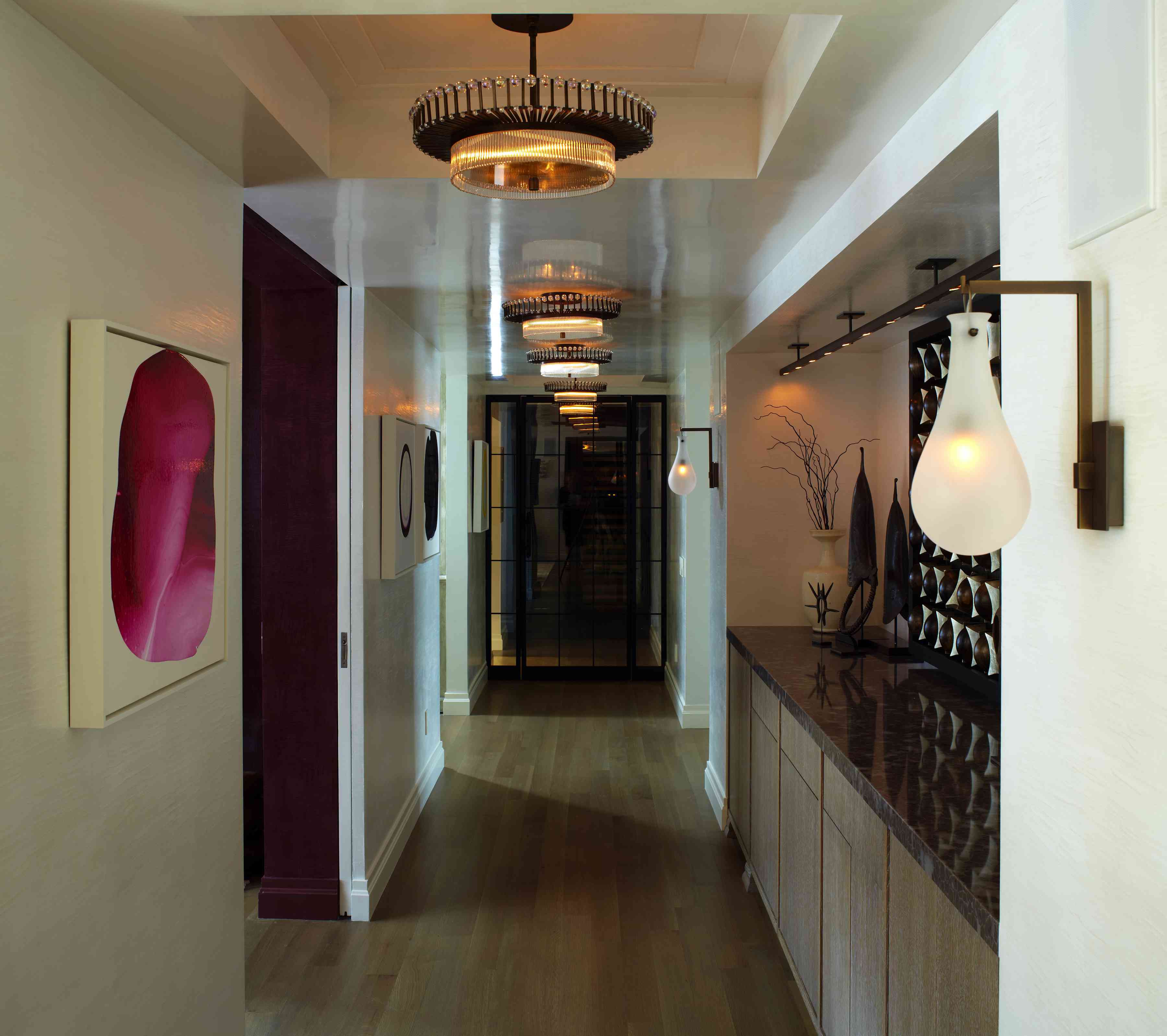 优雅的走廊和照明。