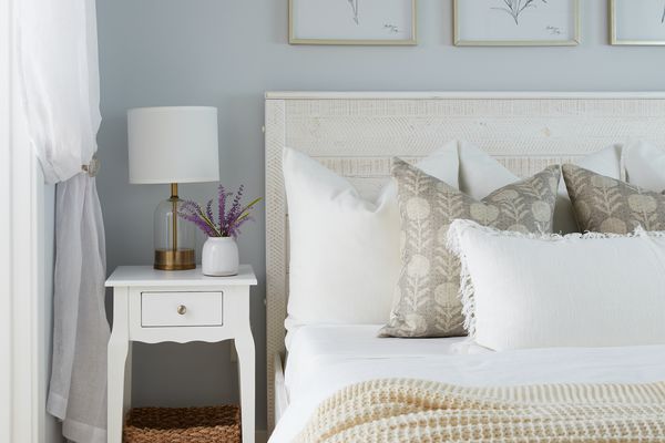 春天的灵感卧室与花卉墙艺术和柔软的床上用品。