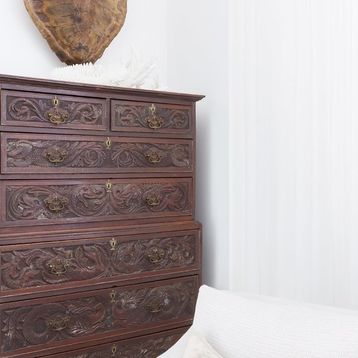 衣柜和椅子在改建的爱丽斯海滩的家