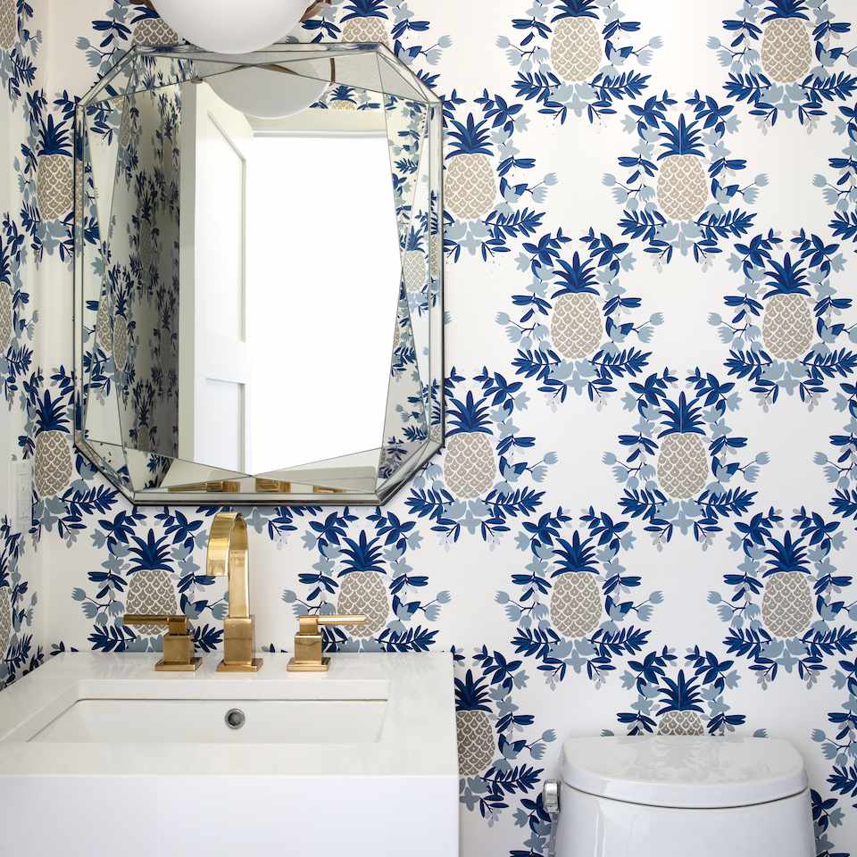 盥洗室的墙上贴着醒目的菠萝图案墙纸