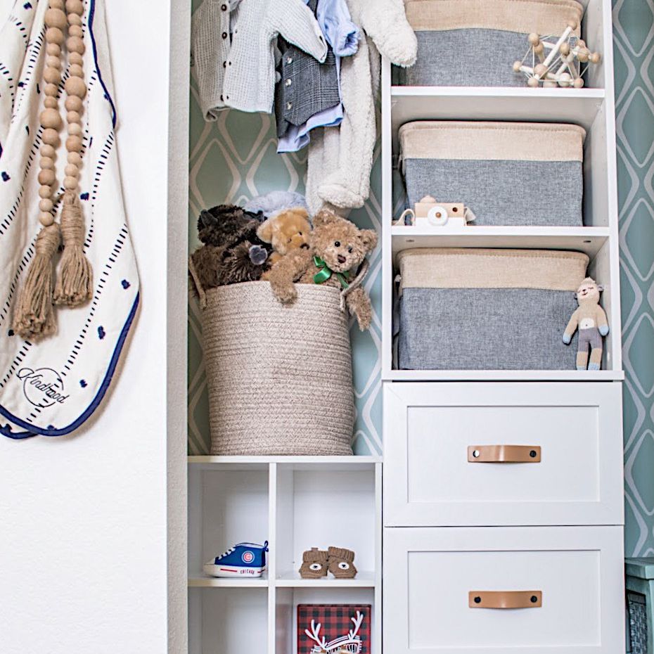 一个有组织的孩子的衣橱