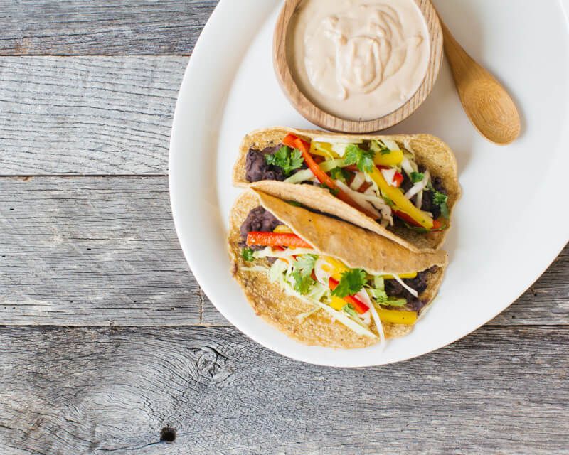 炸豆玉米饼配辣椒奶油＂class=