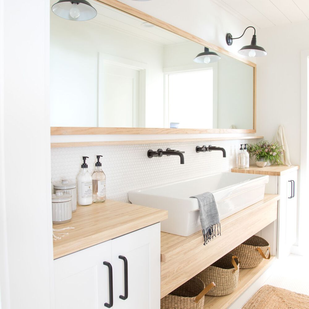 浴室的台面存放他和她的东西