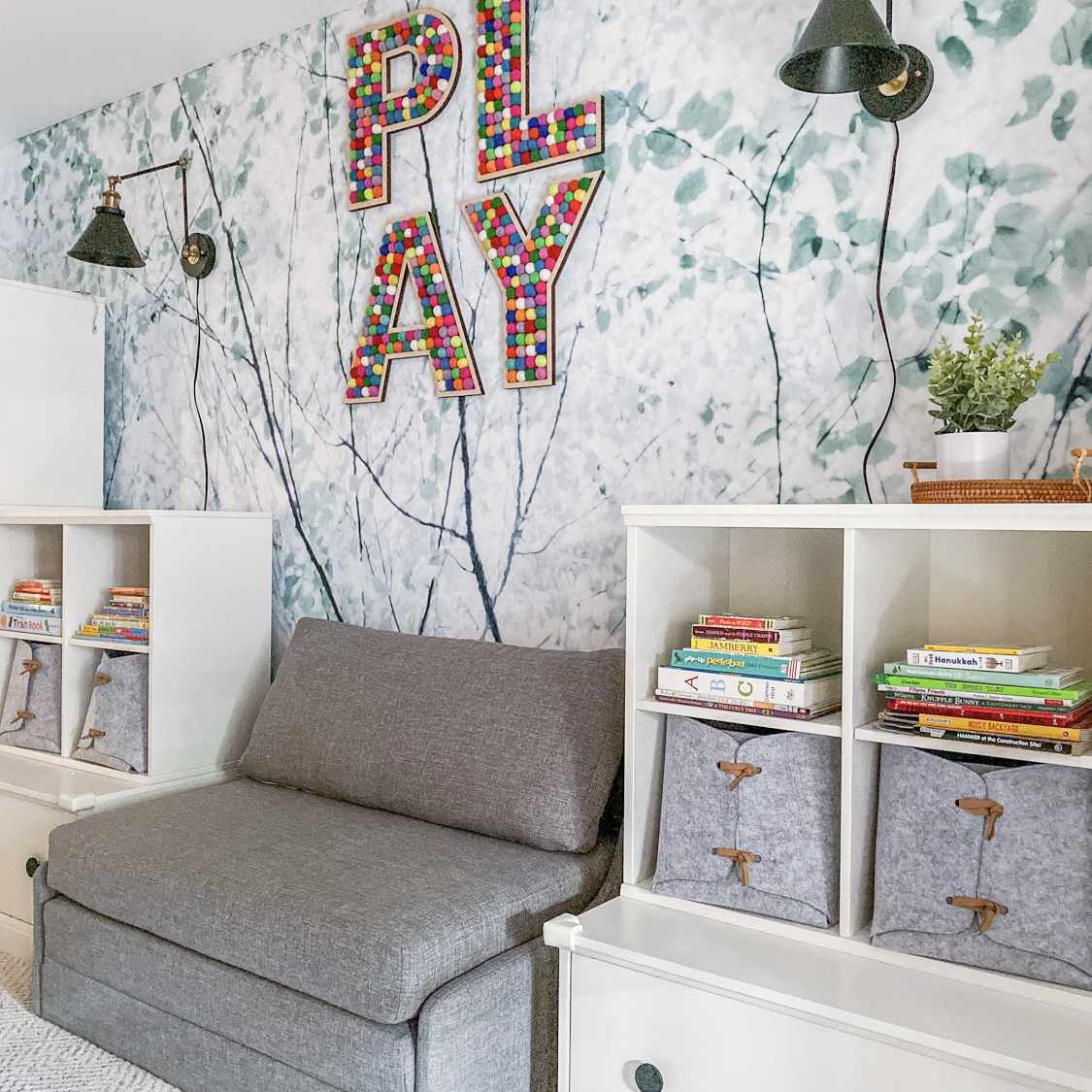 在“玩”的标志下拉出沙发。