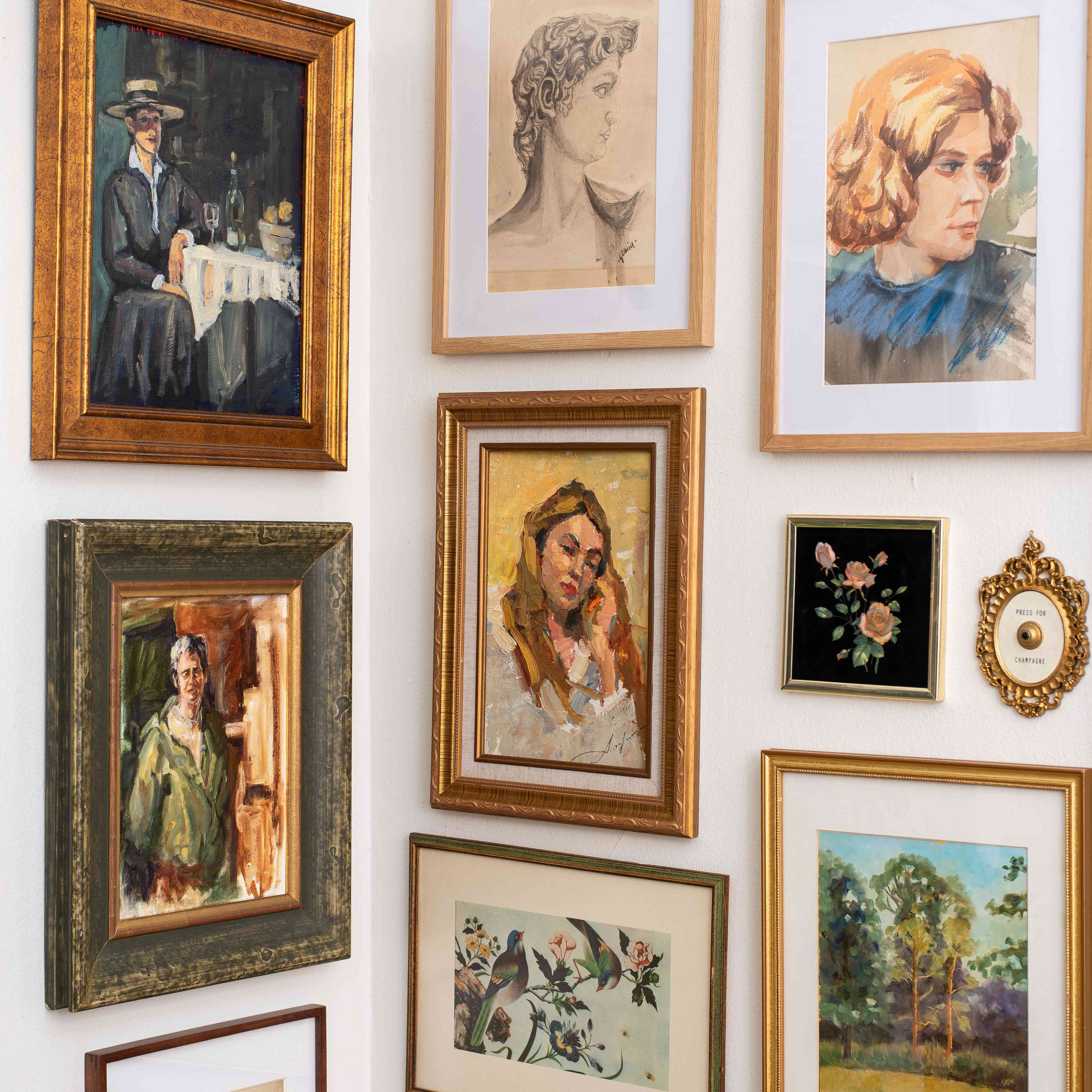 画廊墙上的古董艺术品的特写。