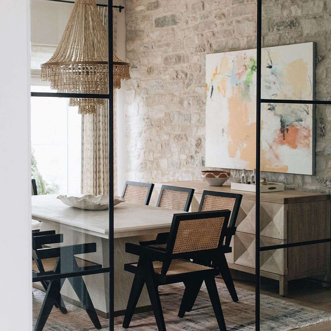 用餐室配有纹理灯具和浮动扶手椅“class=