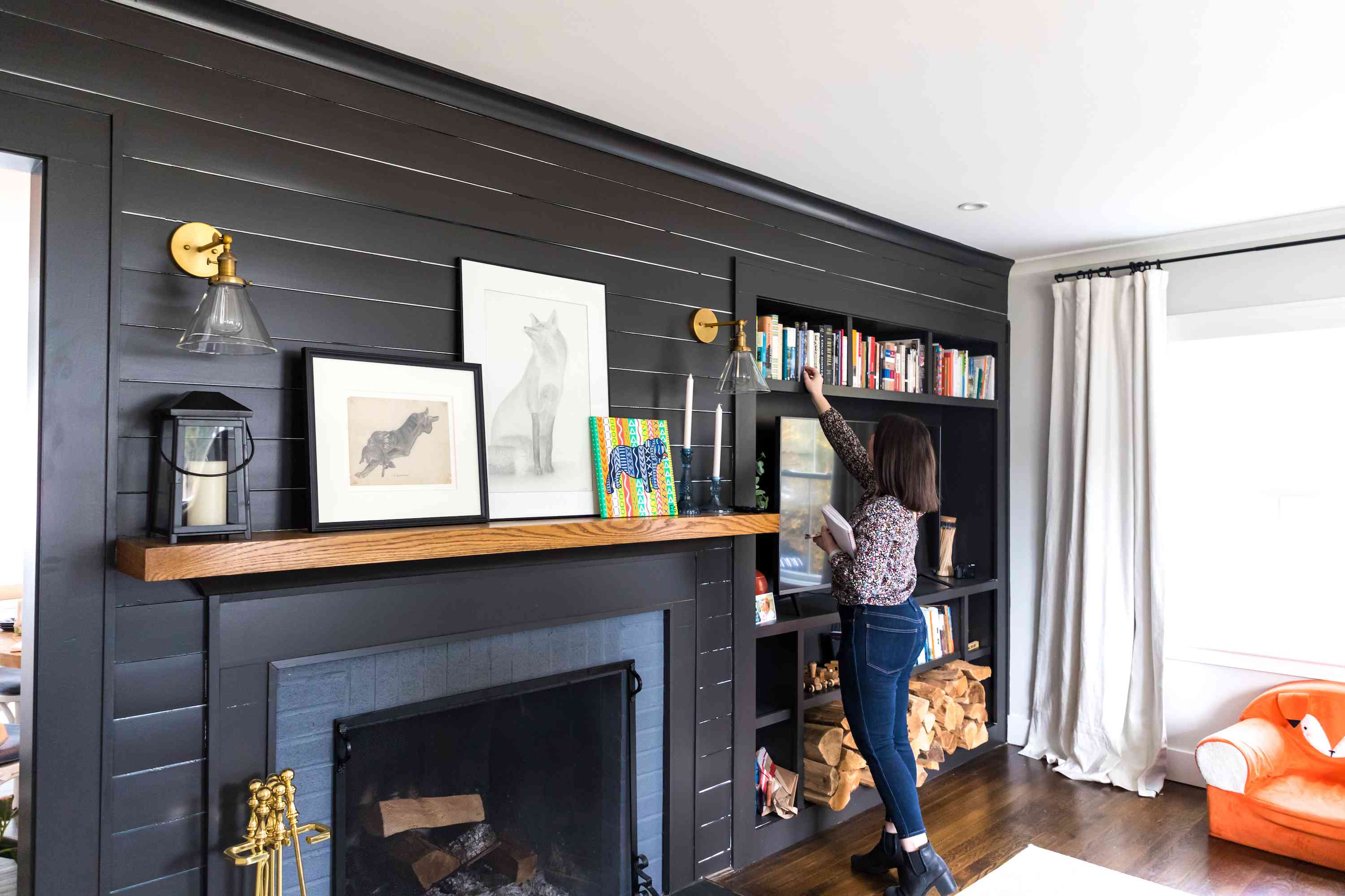 黑色带壁炉和书架的墙壁。