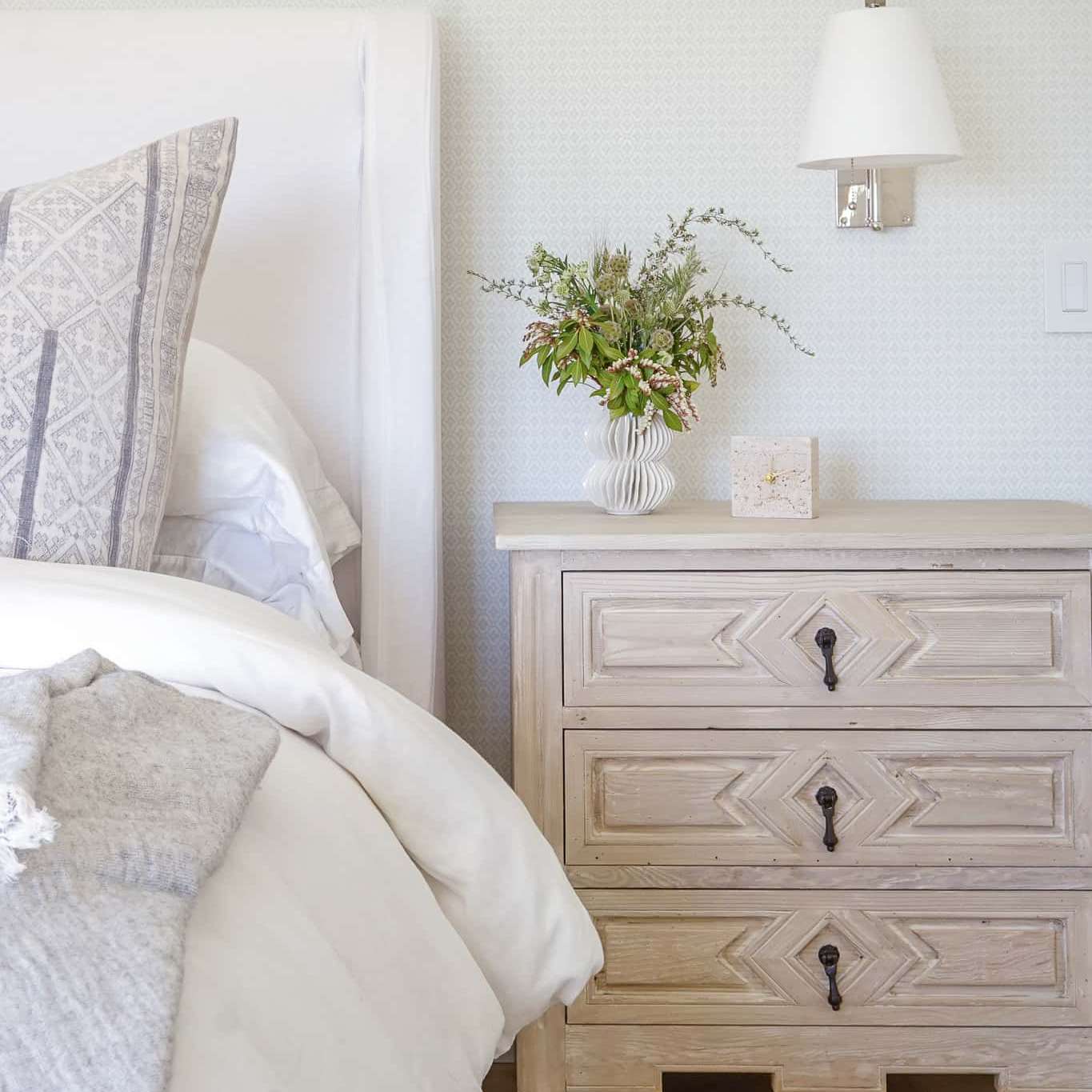 床头梳妆台与植物和斯柯。