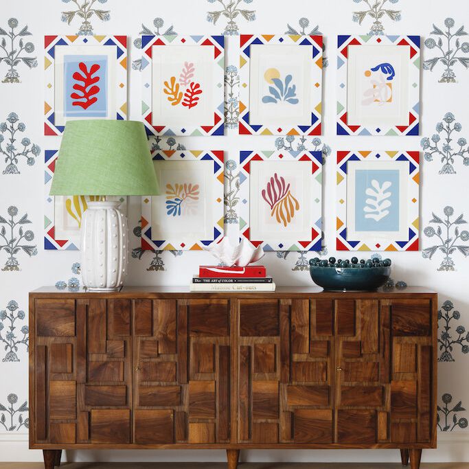 装饰有几件小玩意儿的控制台桌子，包括一个白色雕塑和一个装饰性的蓝色碗