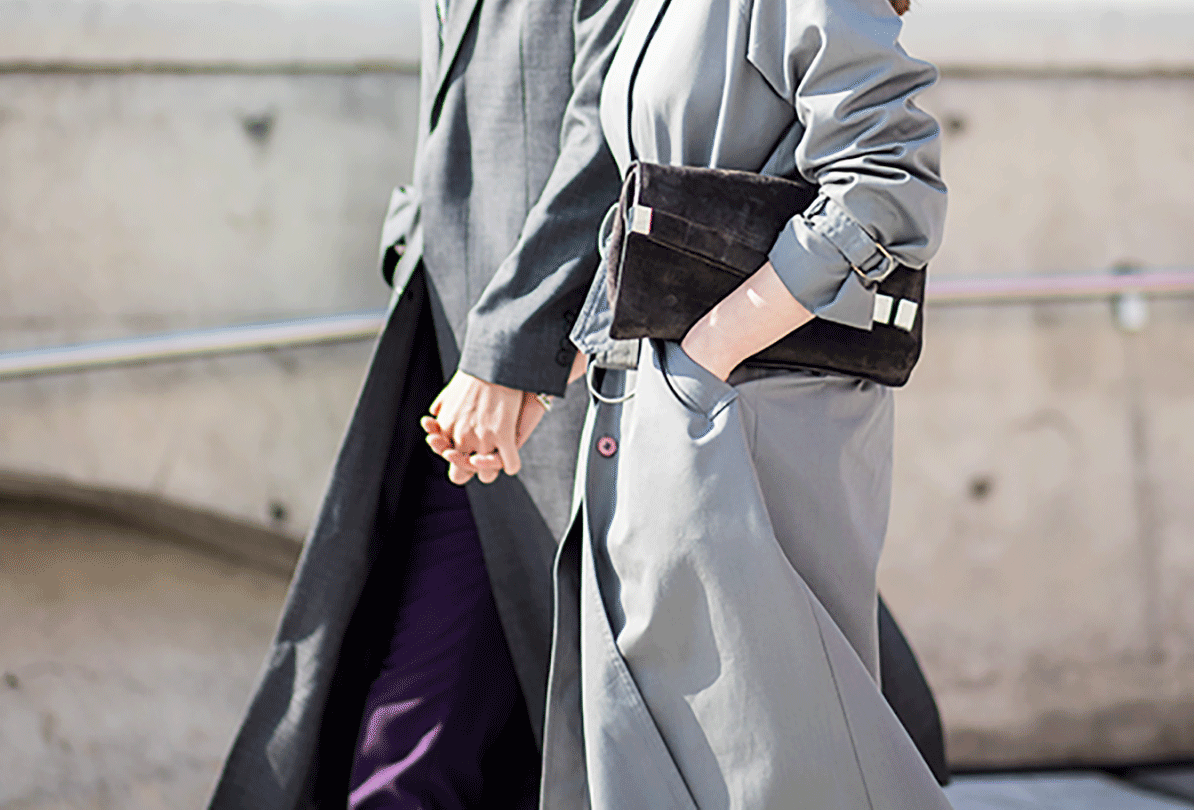 一对夫妇手牵着手散步的镜头