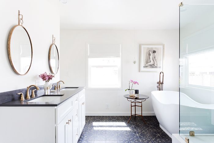 带独立浴缸的浴室