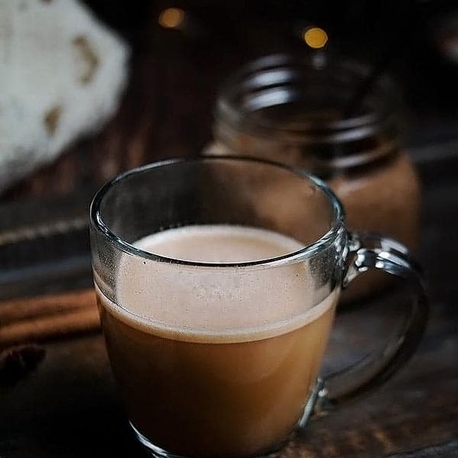 在玻璃杯子的热黄油兰姆酒。