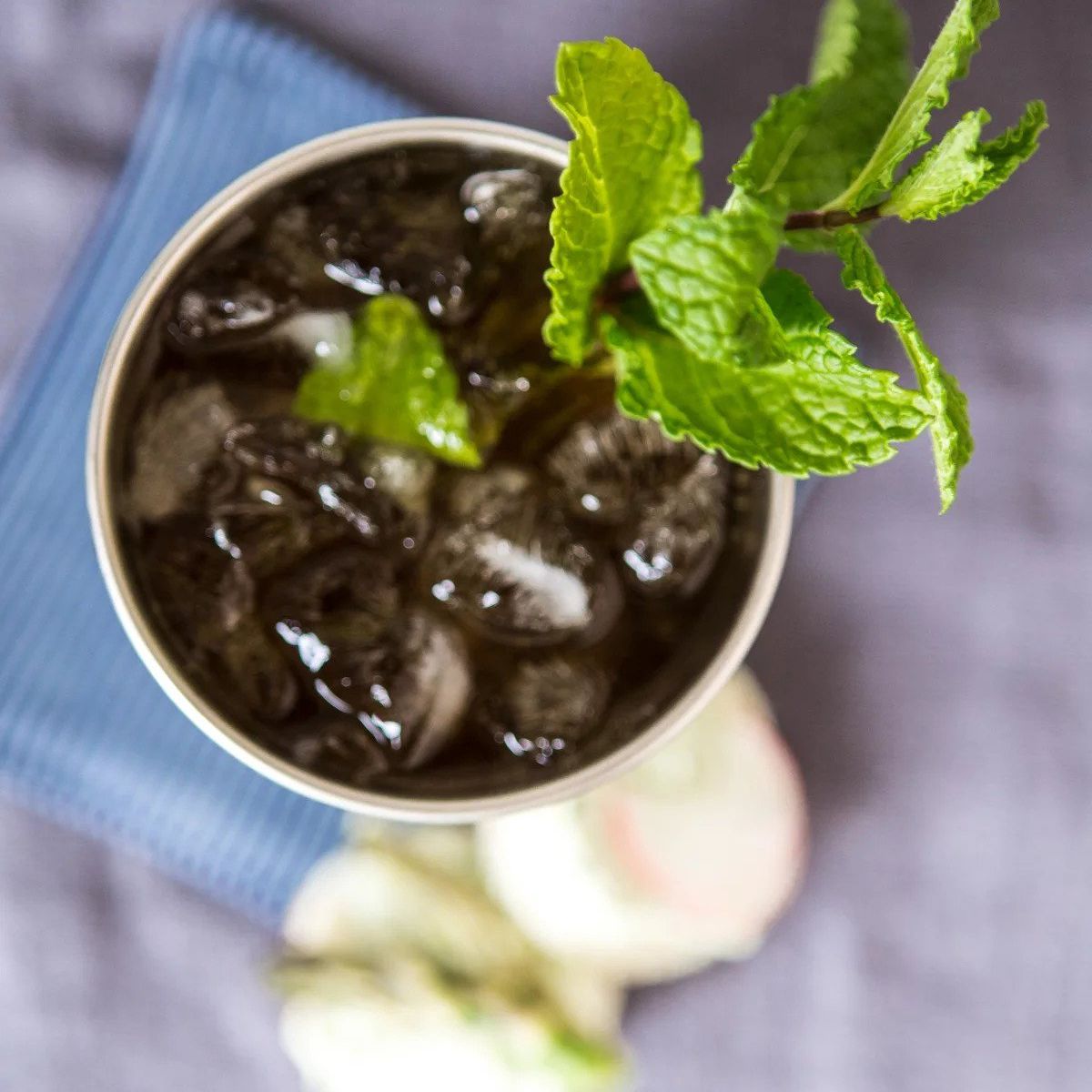 冰镇薄荷酒鸡尾酒配上薄荷。