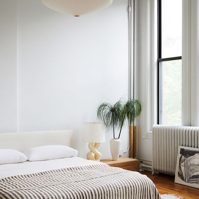 客房理念:房间里要有新鲜的床上用品，房间角落里要有一株植物