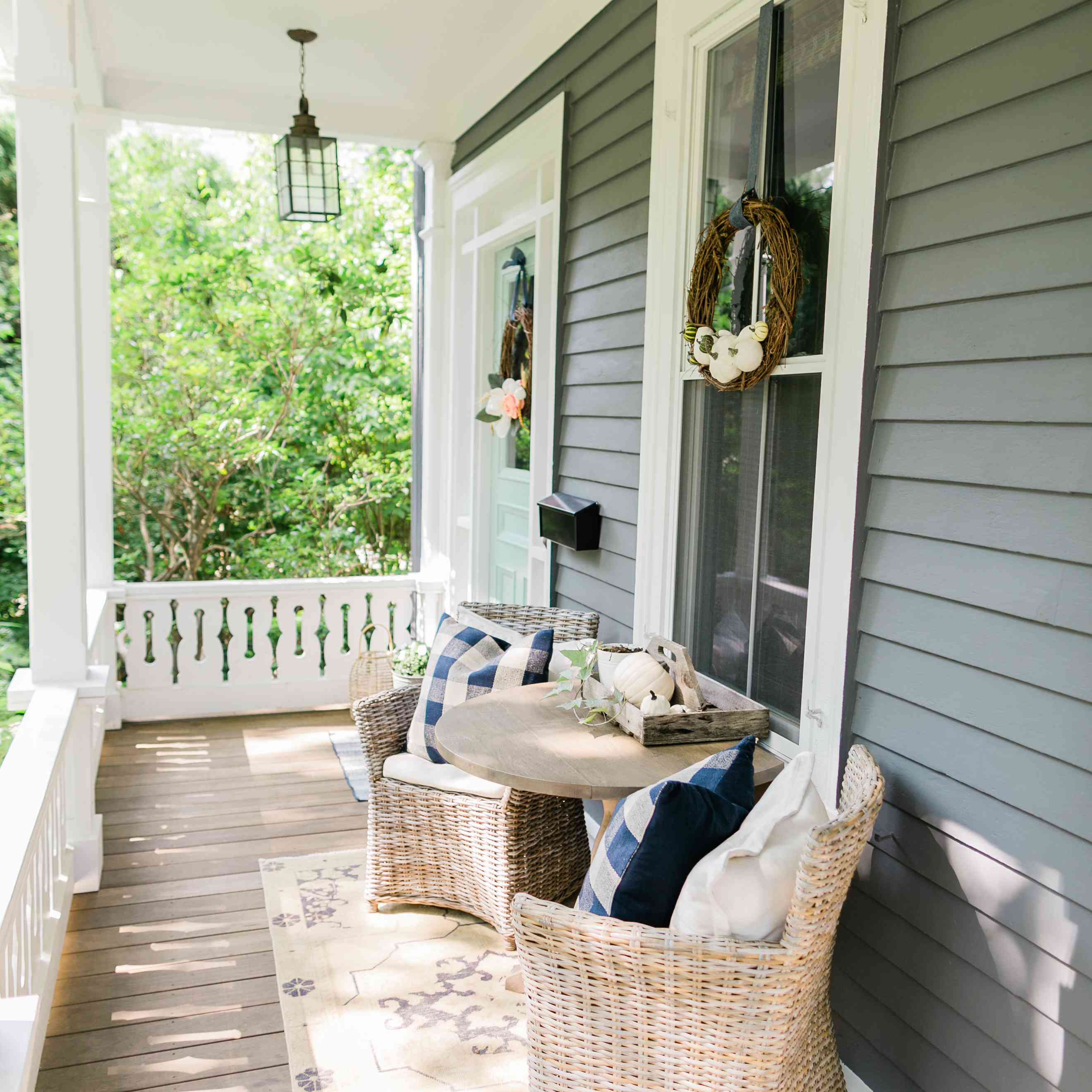 带座椅的前廊装饰