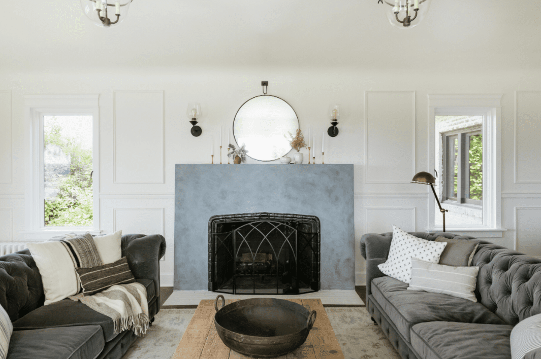 柔软的客厅，最小的家具和有目的的口音。