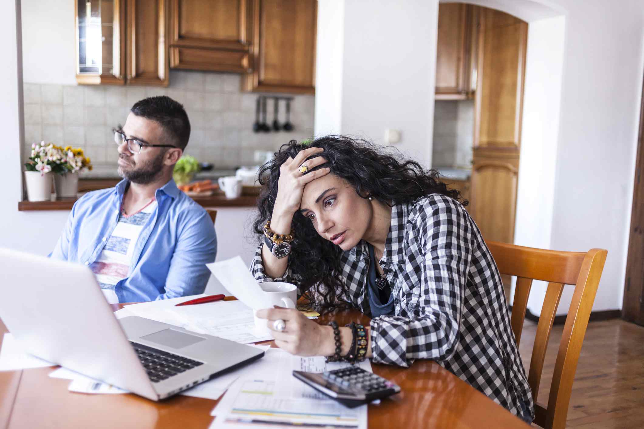 夫妇寻找受挫在电脑前