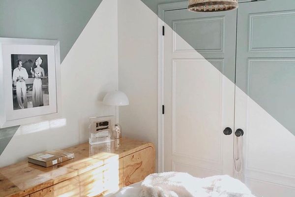 带白色和绿色壁橱的客房。