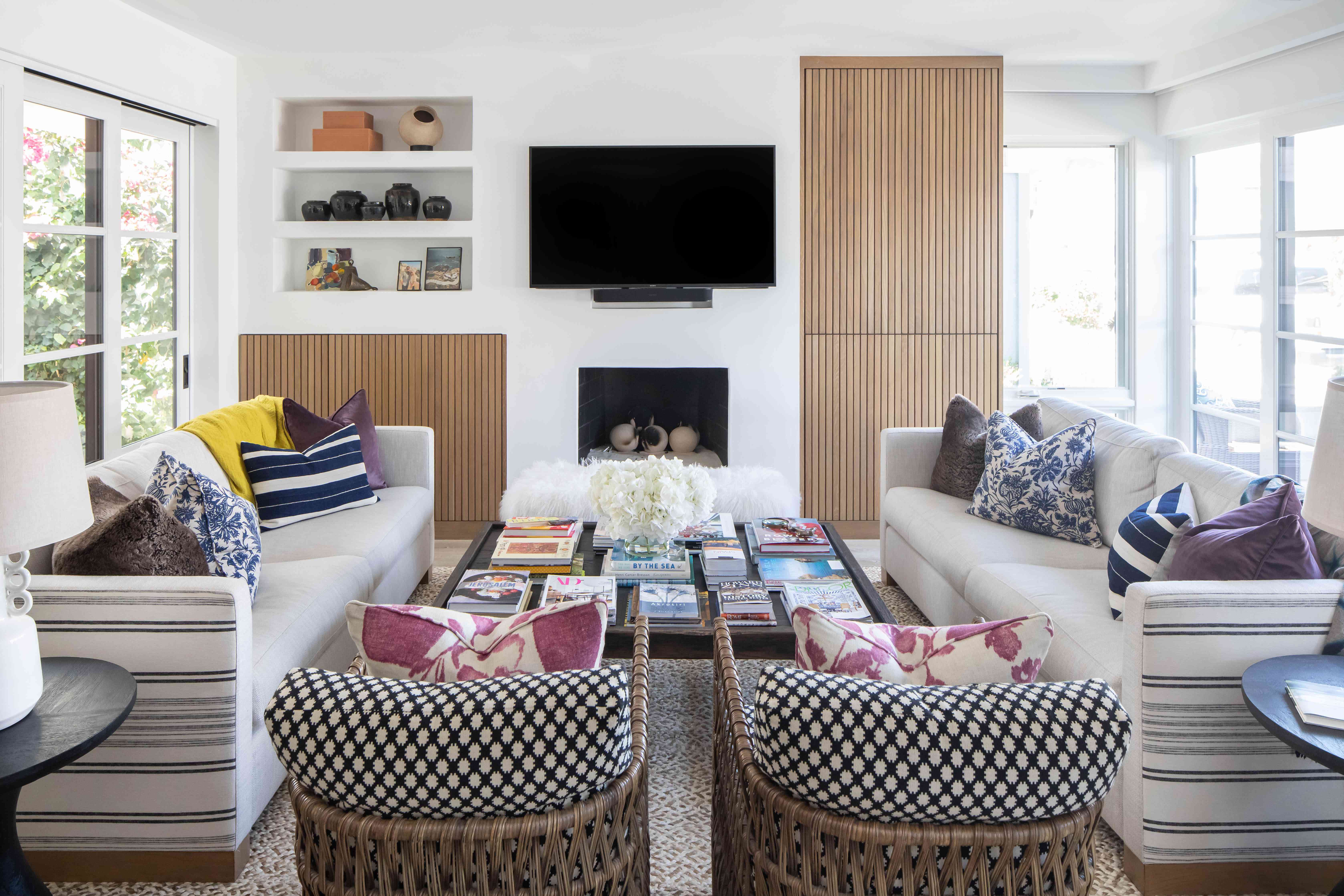 带有木板和两个沙发的海滨客厅。