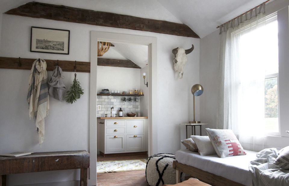 带暴露的梁的客人套房